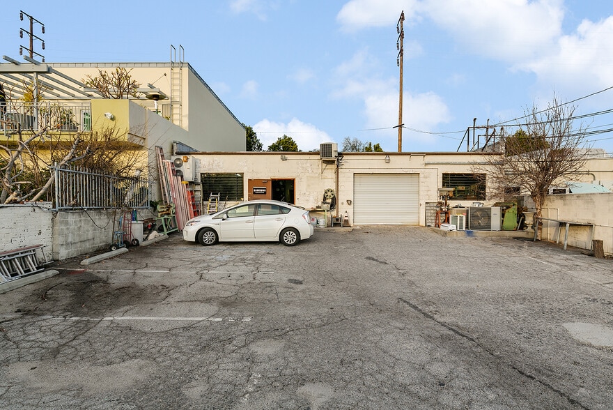 More Photos Of 1550 Victory Blvd, Glendale Office For Sale