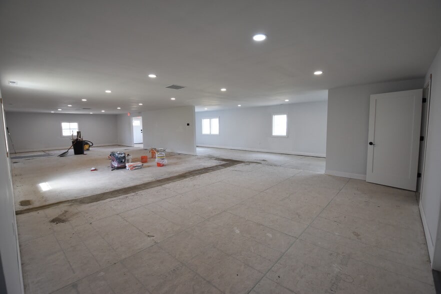 More Photos Of 1311 W Main St, Greenfield Freestanding For Lease