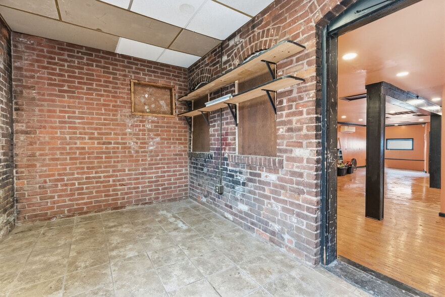 More Photos Of 73 Ferry St, Middletown Bar For Sale