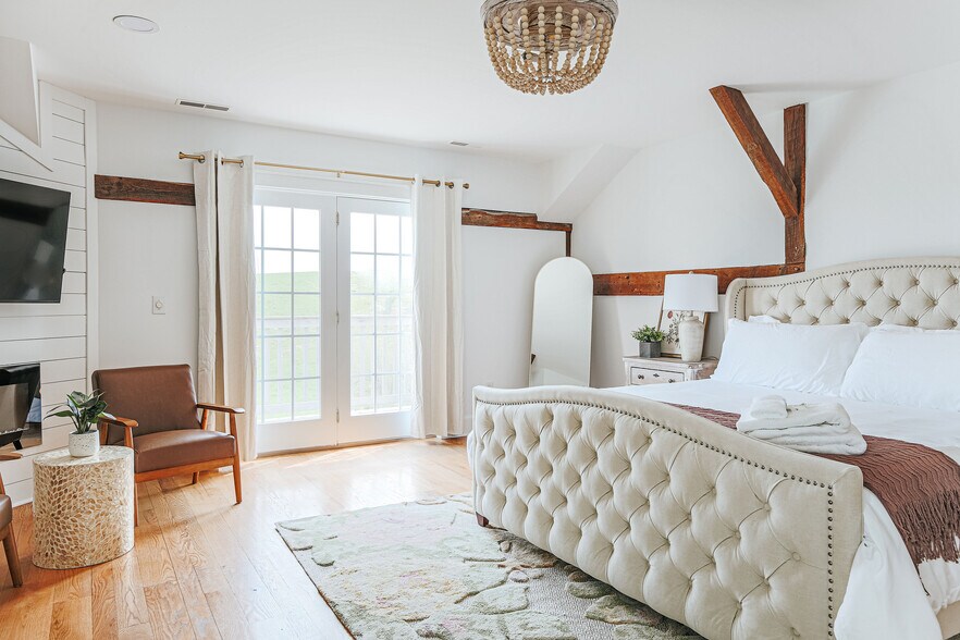 More Photos Of 1329 Commerce Rd, Staunton Hotel For Sale