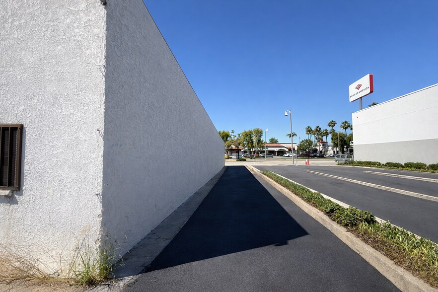 More Photos Of 6320-6322 Atlantic Blvd, Bell Storefront For Lease