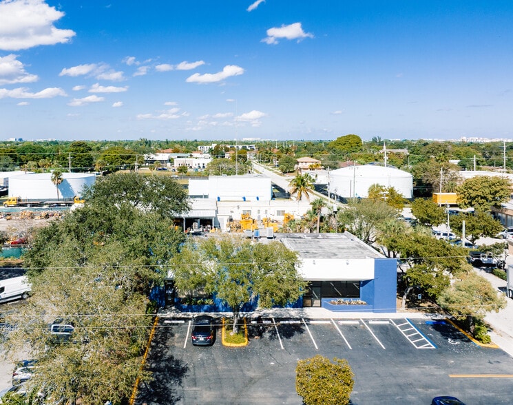 More Photos Of 209 W Hillsboro Blvd, Deerfield Beach General Retail For Lease