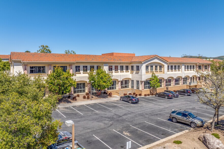 More Photos Of 375 Rolling Oaks Dr, Thousand Oaks Medical For Lease