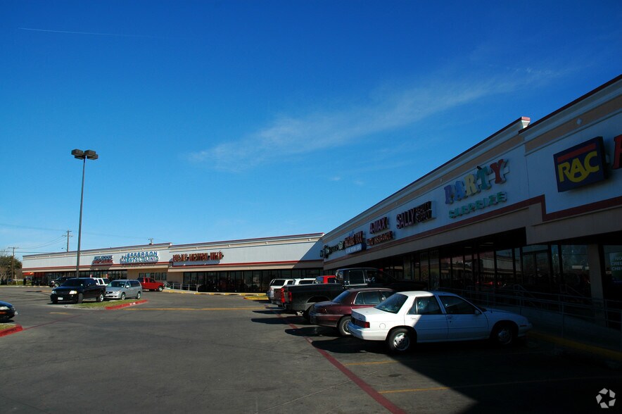 More Photos Of 5334 Ross Ave, Dallas General Retail For Lease