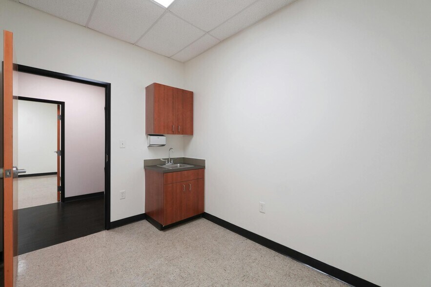 More Photos Of 4300 N Quinlan Park Rd, Austin Unknown For Lease