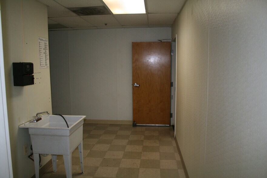 More Photos Of 8390 Terminal Rd, Lorton Warehouse For Lease