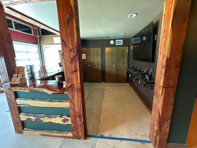 More Photos Of 201 E Center St, Tarpon Springs Bar For Lease