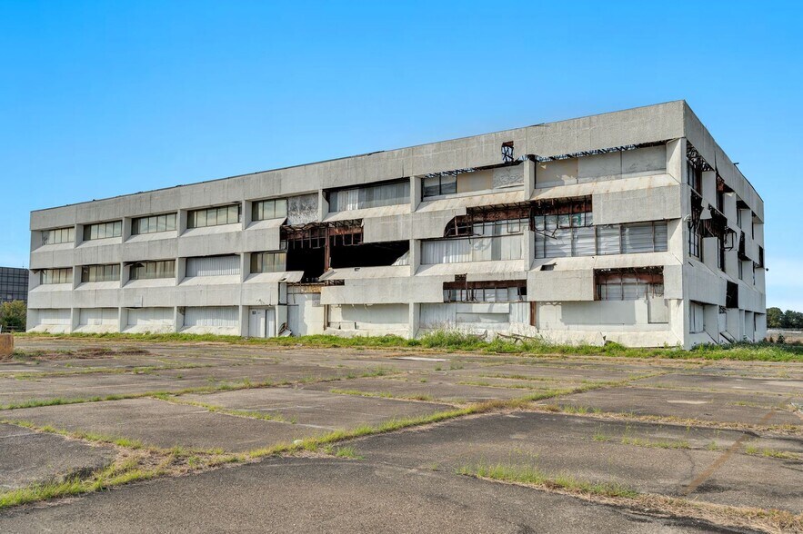 More Photos Of 6700 Plaza Dr, New Orleans Office For Sale