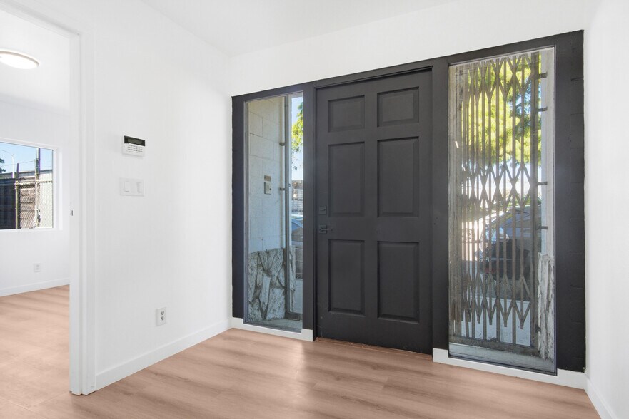 More Photos Of 20908 Itasca St, Chatsworth Light Manufacturing For Sale