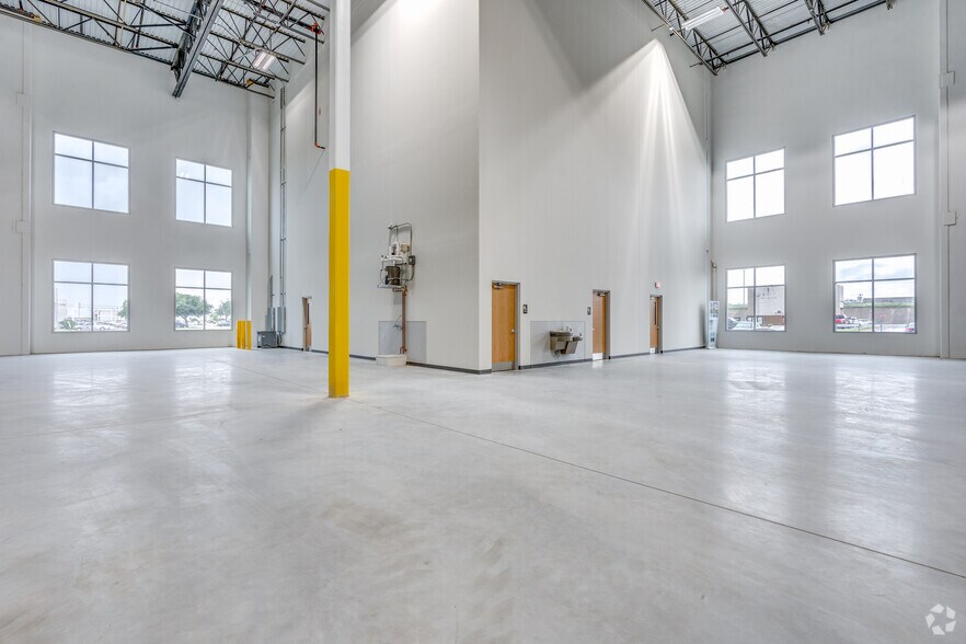 More Photos Of 1021 Everman Pky, Fort Worth Distribution For Lease