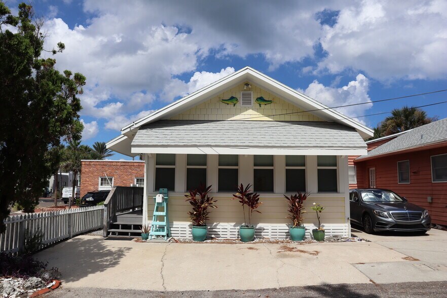 More Photos Of 118 Hall Pl, Neptune Beach Flex For Sale