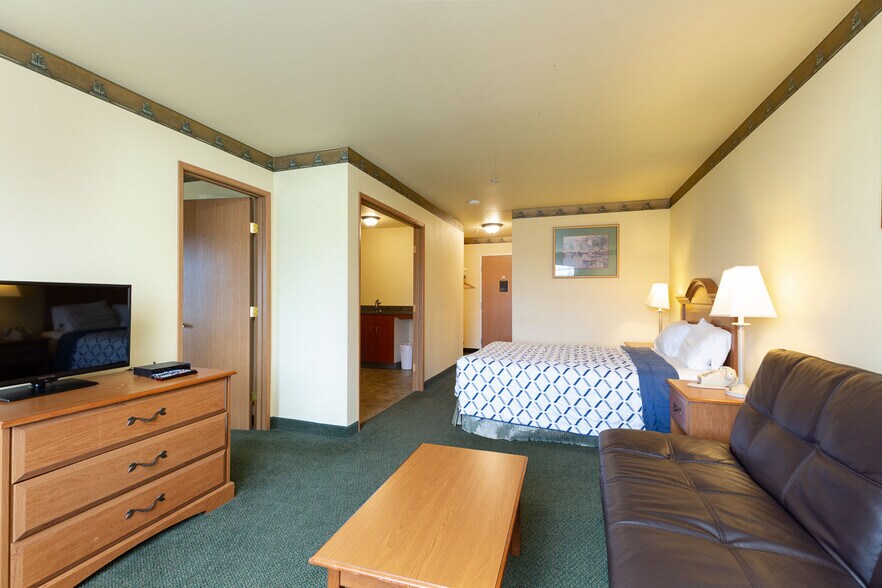 More Photos Of 550 SE Highway 101, Lincoln City Hotel For Sale