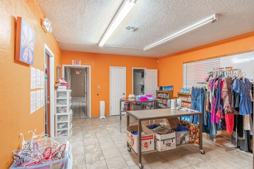 More Photos Of 102 Fletcher Dr, Del Rio General Retail For Sale