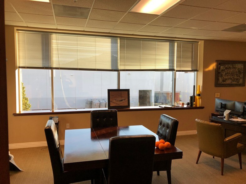 More Photos Of 28875 Industry Dr, Valencia Warehouse For Lease