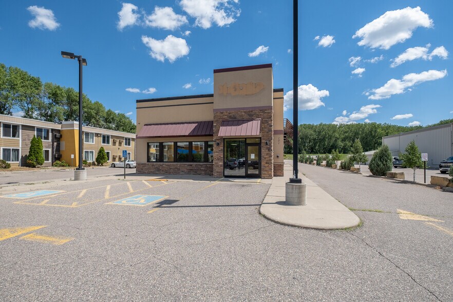 More Photos Of 101 W Lind St, Mankato Fast Food For Lease