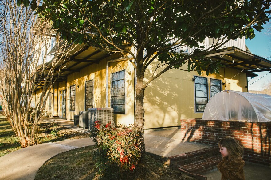 More Photos Of 525 S School Ave, Fayetteville Office Residential For Lease