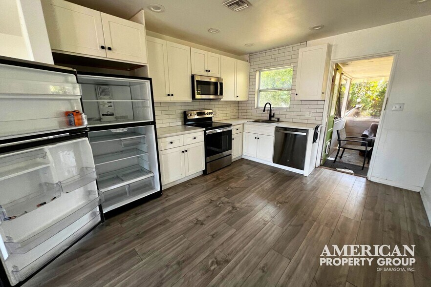 More Photos Of 2048 Bee Ridge Rd, Sarasota Storefront Retail Residential For Sale