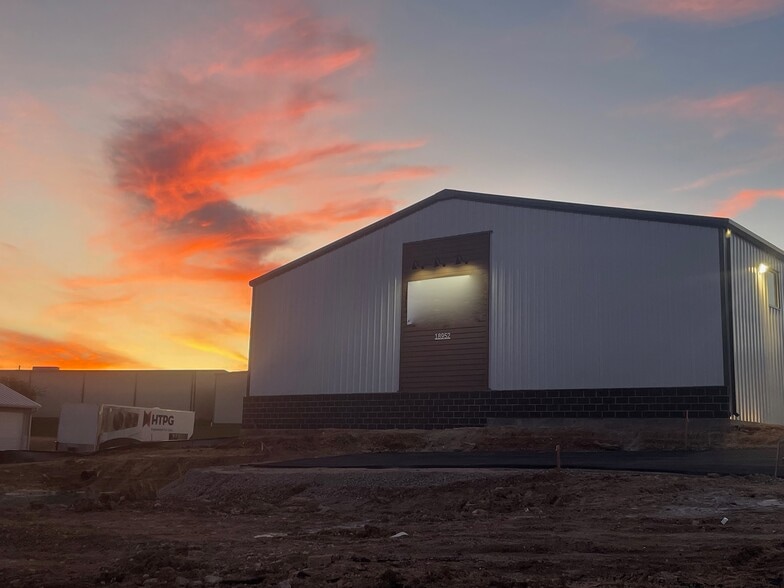 More Photos Of 18952 Freeport Dr, Montgomery Showroom For Sale