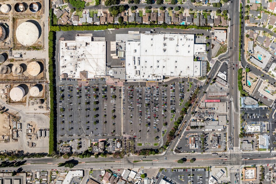 More Photos Of 14525 Lakewood Blvd, Paramount Storefront Retail Office For Sale
