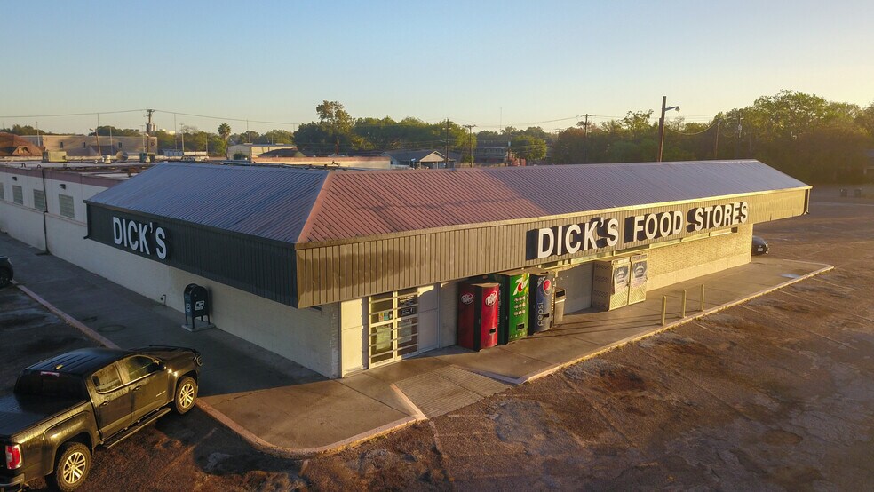 More Photos Of 1302 E Crestwood Dr, Victoria Storefront For Sale