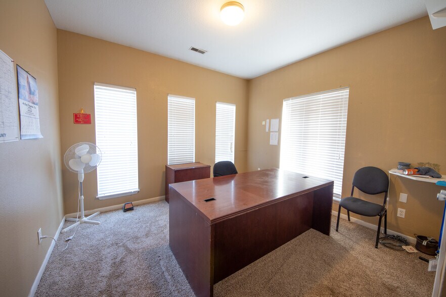 More Photos Of 375 NW US Highway 50, Centerview Light Distribution For Sale