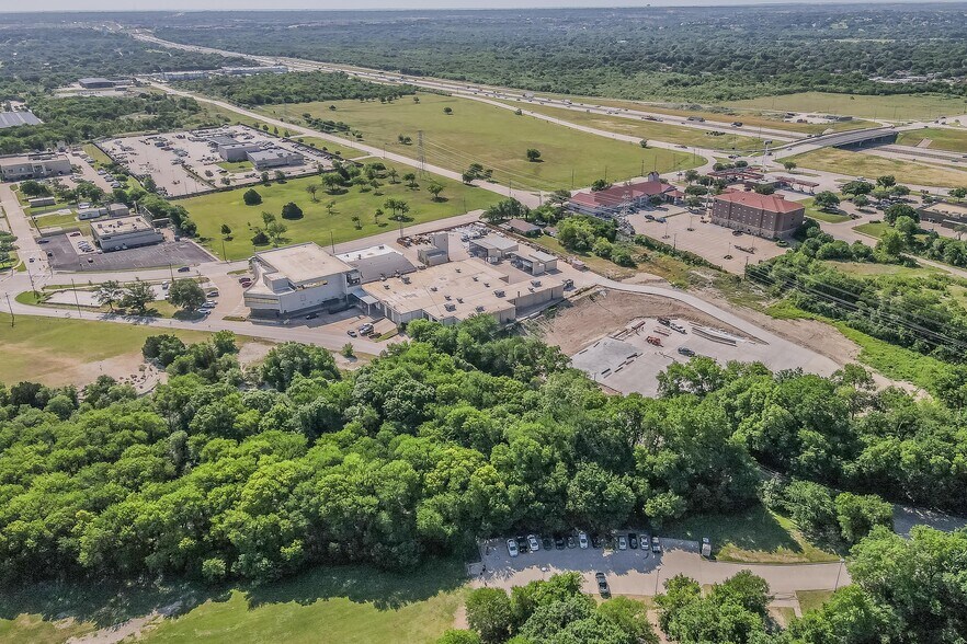 More Photos Of 500 Winscott Rd, Benbrook Manufacturing For Sale