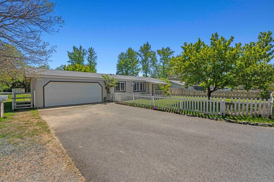 More Photos Of 387 Tavis Dr, Merlin Manufactured Housing Mobile Home Park For Sale