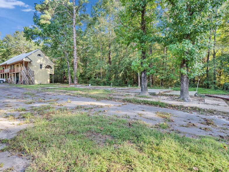 More Photos Of 280 Broken Arrow Marina, Livingston Hotel For Sale