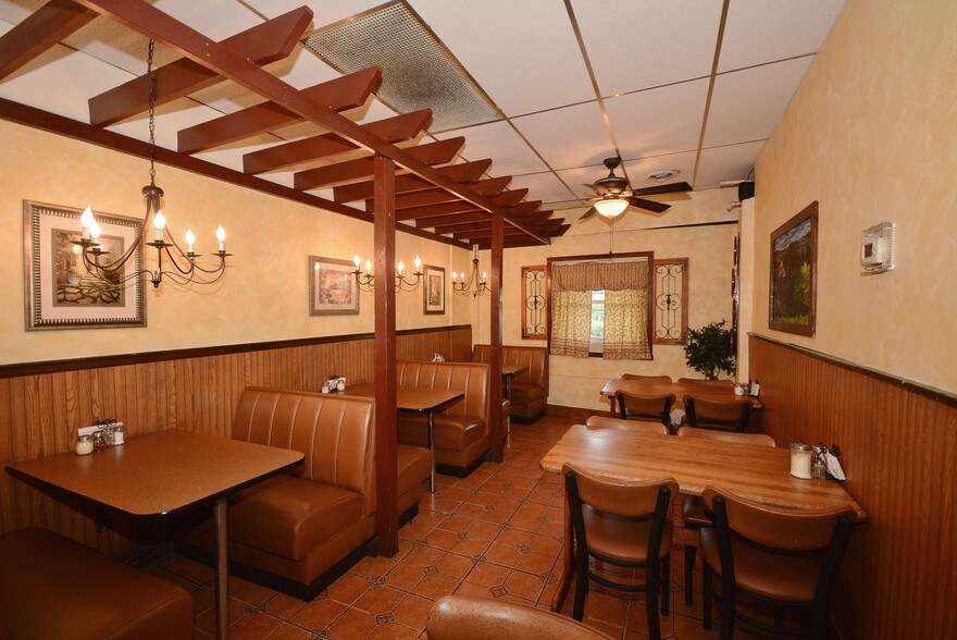 More Photos Of 848-850 Allegheny River Blvd, Oakmont Storefront Retail Residential For Lease