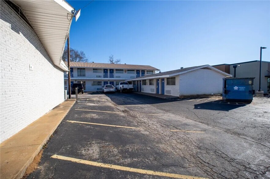 More Photos Of 520 S Jackson St, Jacksonville Hotel For Sale