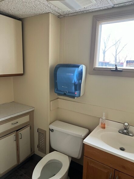 More Photos Of 1110 Dewey St, New Albany Flex For Sale