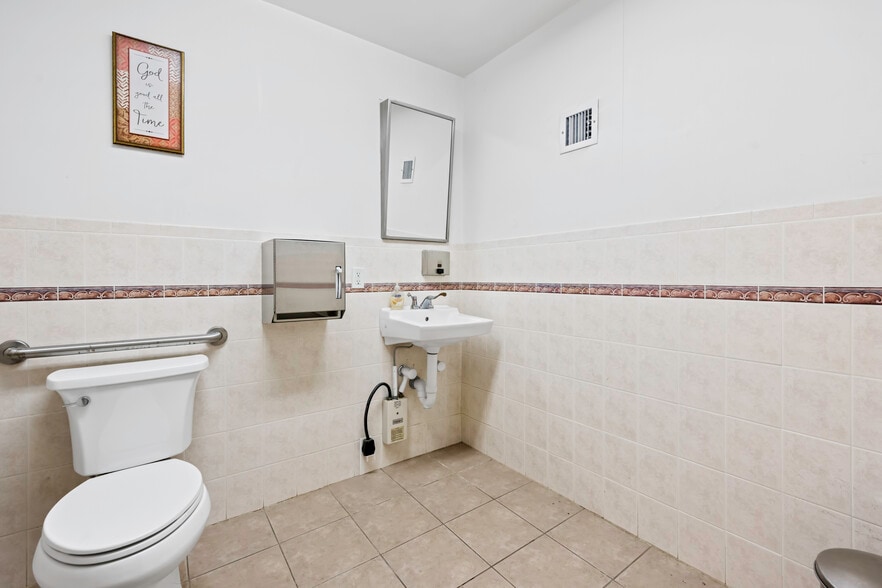 More Photos Of 109 Roslyn Rd, Roslyn Heights Religious Facility For Lease