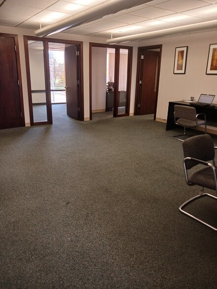 More Photos Of 880 N York Rd, Elmhurst Medical For Lease