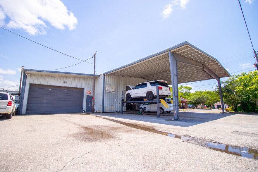 More Photos Of 539 N Frazier St, Conroe Auto Repair For Sale