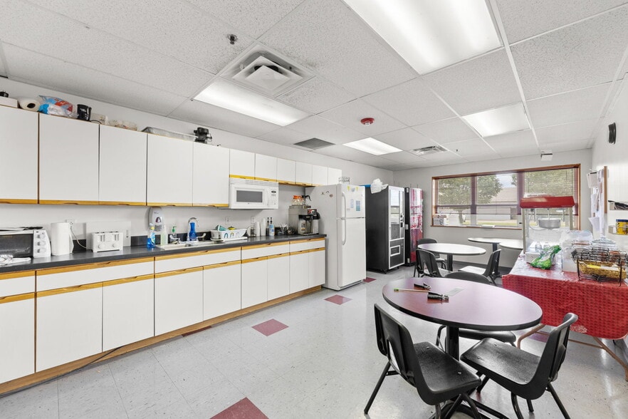 More Photos Of 900 W Miller Rd, Iola Manufacturing For Sale
