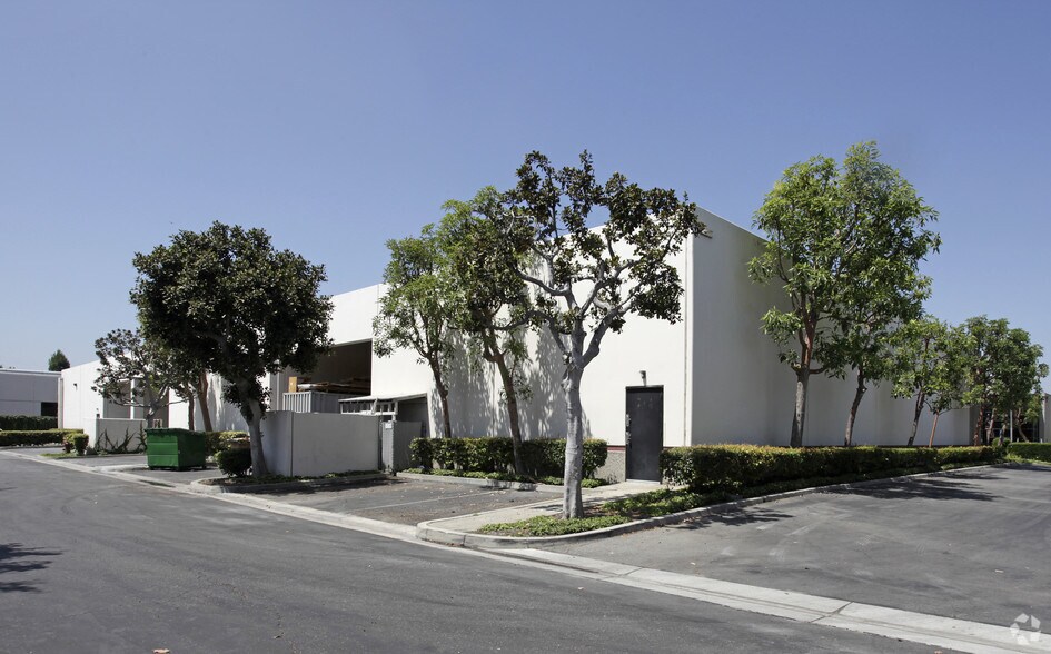 More Photos Of 1672-1688 Sierra Madre Cir, Placentia Showroom For Lease