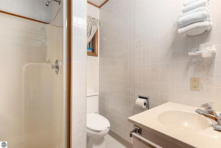 More Photos Of 519 Lake St, Frankfort Hotel For Sale