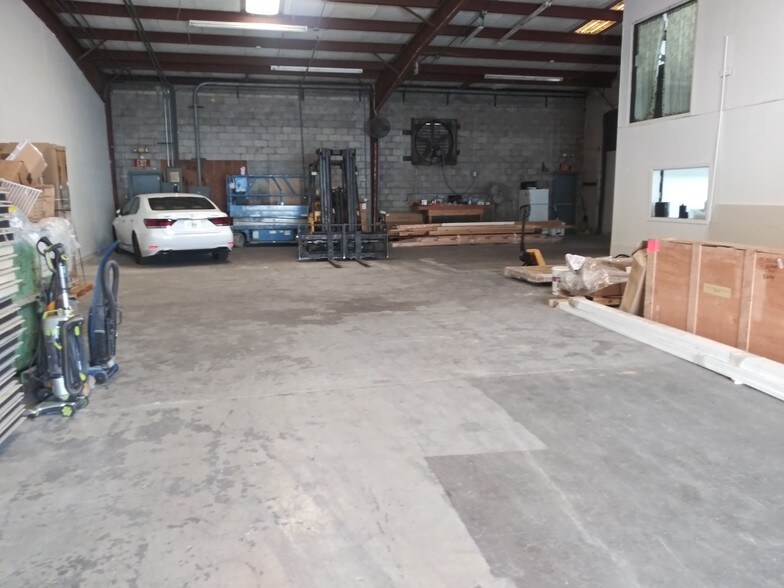 More Photos Of 5017 N Coolidge Dr, Tampa Warehouse For Lease