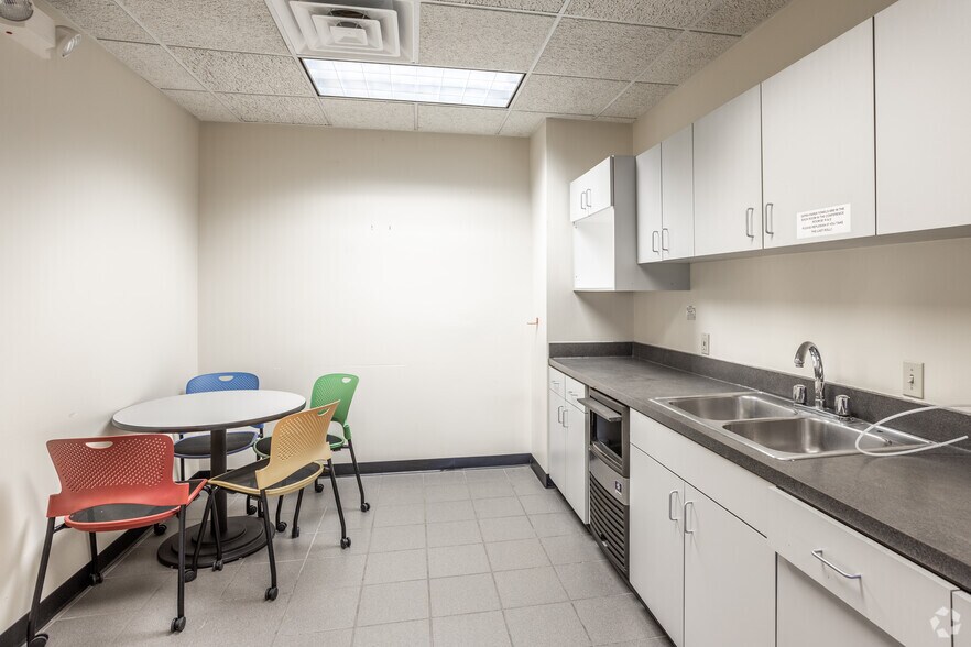 More Photos Of 4445 Corporate Dr, West Des Moines Medical For Lease