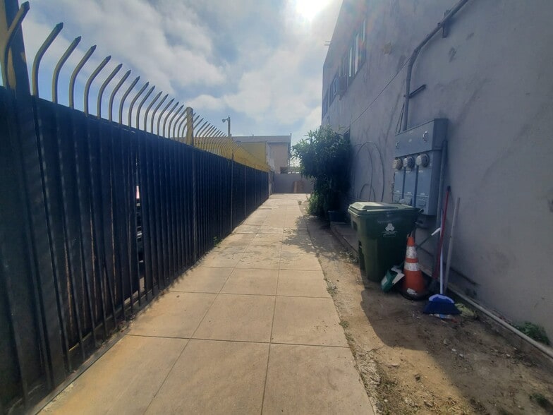 More Photos Of 5252 S Hoover St, Los Angeles Office Residential For Lease