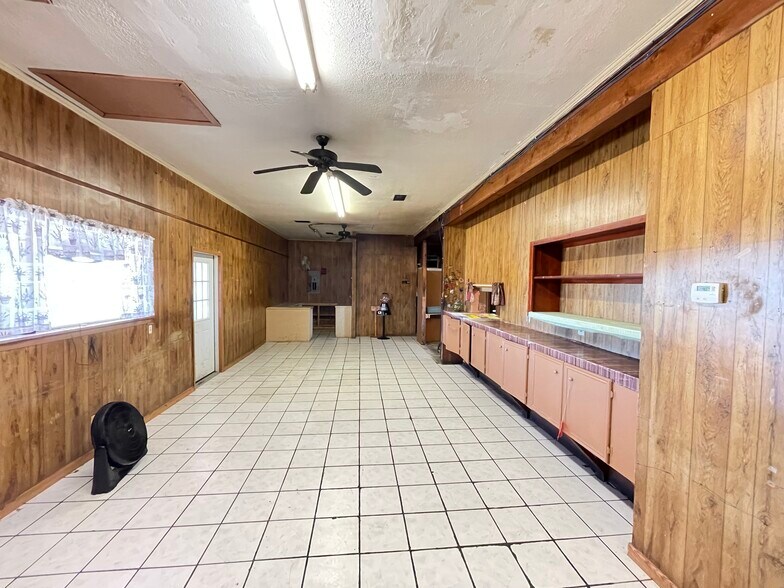 More Photos Of 423 W Plantation Dr, Clute Restaurant For Sale