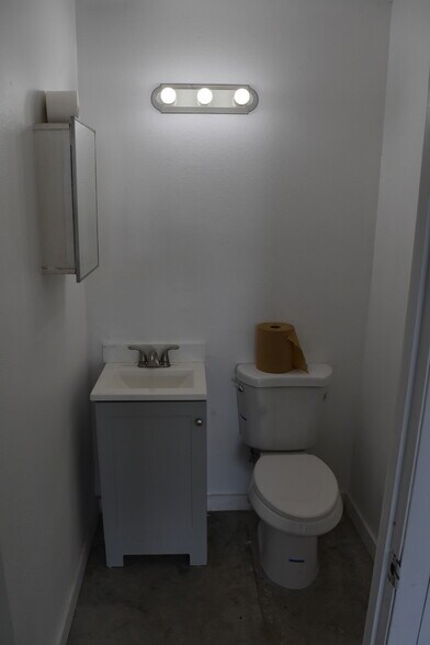 More Photos Of 12295 Automobile Blvd, Clearwater Warehouse For Lease