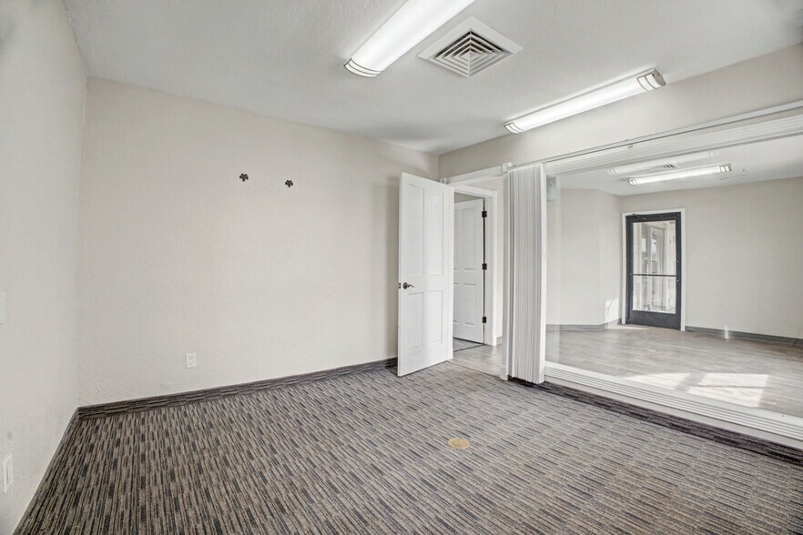 More Photos Of 555 W University Dr, Mesa Office For Sale