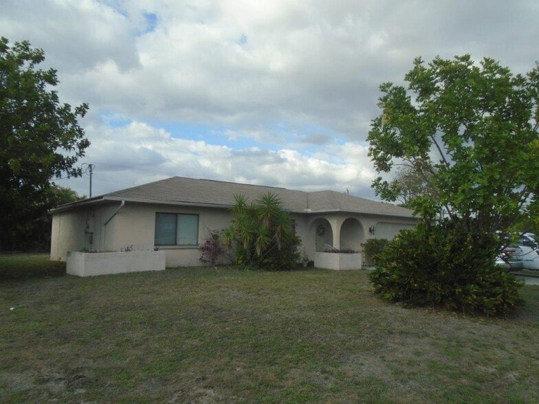 More Photos Of 1302 NE 4th Ter, Cape Coral Specialty For Sale