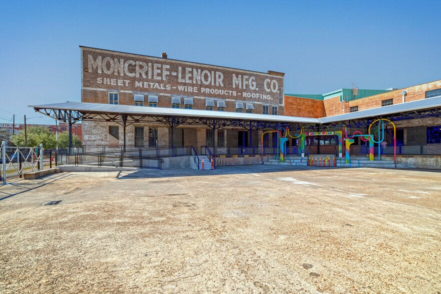 More Photos Of 2103 Lyons Ave, Houston Freestanding For Lease