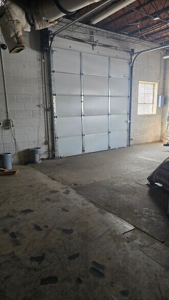 More Photos Of 602-604 E Davis St, Grand Prairie Light Manufacturing For Sale