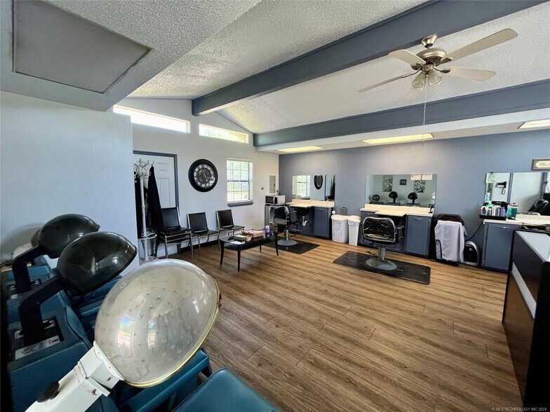 More Photos Of 1401 S McQuarrie Ave, Wagoner Storefront Retail Office For Sale