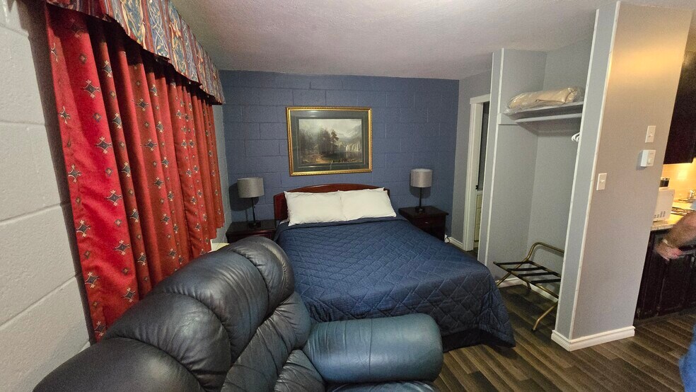 More Photos Of 101 Oak St, Fauquier Hotel For Sale