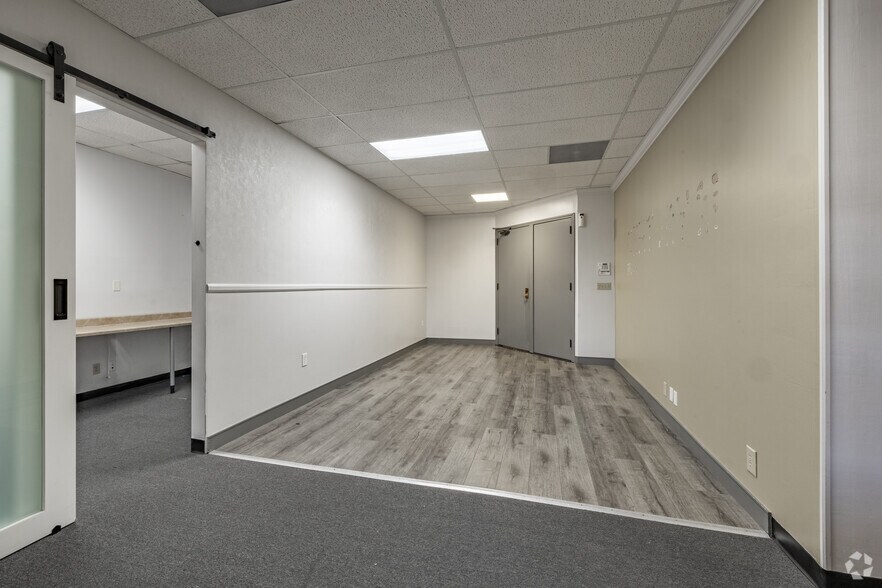 More Photos Of 15650 Devonshire St, Granada Hills Office For Lease