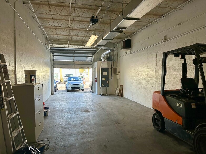 More Photos Of 2301-2325 NW 30th St, Oakland Park Warehouse For Sale